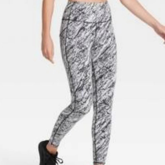 NWT All in Motion High Rise Black & White Legging - Picture 1 of 6